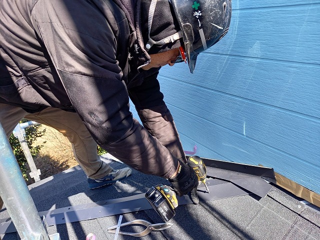 隅棟板金の設置